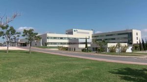 El Hospital Universitario de Torrevieja tiene a un urólogo trabajando y dos de vacaciones