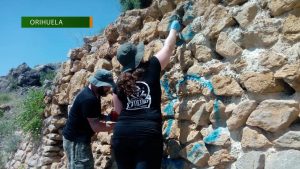 Patrimonio Histórico elimina los últimos grafittis realizados en el Castillo de Orihuela