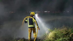 Bomberos de Orihuela evitan la propagación de un incendio de matorral entre una acequia y un chalet