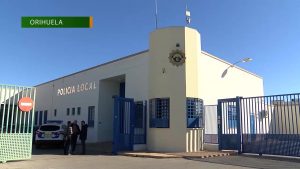 Dos agentes de la Policía Local de Orihuela salvan la vida a un hombre gracias a un desfibrilador