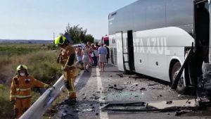 Cae una furgoneta por un barranco tras sufrir un accidente con un autobús