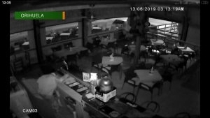 Una cámara de seguridad delata a dos ladrones que intentaban robar en una pizzería de Orihuela Costa