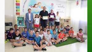 Una alcachofa de «agua» gana el concurso escolar de dibujo de la Vega Baja