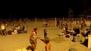 Una noche de San Juan en la playa rodeada de polémica