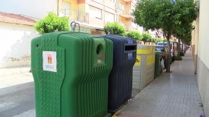 Quejas vecinales por los contenedores de reciclaje en Almoradí