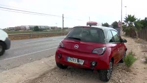 Una fuga de gas de un coche híbrido mantiene la CV-95 cortada durante cuatro horas