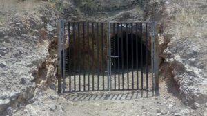 Orihuela repone la puerta que protege la entrada de la mina ubicada junto al complejo de San Antón