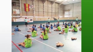 El Hospital Universitario de Torrevieja enseña primeros auxilios a más de 200 niños