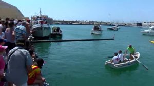 Cucaña, fiesta de espuma y carrera de artefactos flotantes para celebrar la Virgen del Carmen