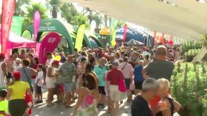 Torrevejenses y turistas se vuelcan con la salida de La Vuelta