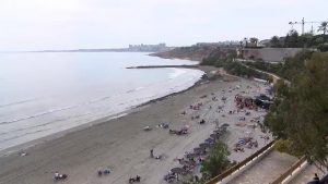 Las calas de Cabo Roig y Aguamarina se limpiarán desde el mar por primera vez