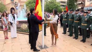 La Guardia Civil rinde honores a su patrona la Virgen del Pilar arropada por cientos de personas