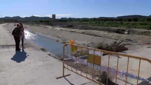 Jacarilla sigue con el canal destrozado dos meses después de las inundaciones