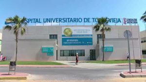 El hospital de Torrevieja celebra su decimotercer aniversario con reivindicaciones