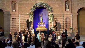 Los torrevejenses demuestran su devoción a la patrona en la Ofrenda Floral