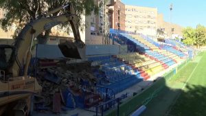 Derribo de graderío en el estadio de fútbol Los Arcos de Orihuela