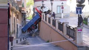 Un camión queda suspendido en la subida del Seminario de Orihuela