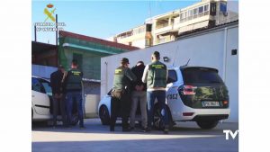 La Guardia Civil detiene en Crevillente a dos hombres por el robo en vehículos aparcados en polígono