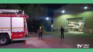 La policía y los bomberos llegan a tiempo para evitar el incendio en una empresa de Albatera