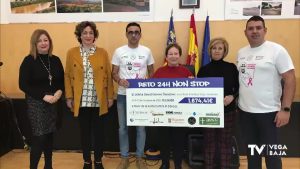 El atleta bigastrense David Gómez entrega recaudación solidaria a la Asociación del Cáncer