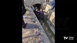 Un joven cae a una acequia de riego en Almoradí