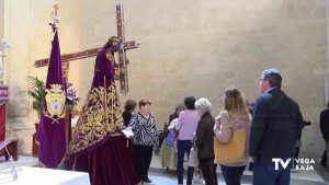 Menos besos de los feligreses en el besapié de Nuestro Padre Jesús de Orihuela por el coronavirus