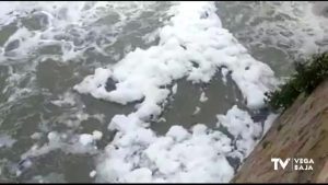 Vuelve la espuma al río Segura: aumenta su caudal y tono habitual