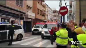 Caravana de vehículos de emergencia, por todos los que se quedan en casa y por pacientes ingresados