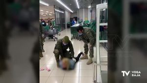 Detenida una mujer por robar con violencia en un supermercado de Almoradí