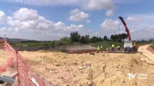 Avanzan las obras de reconstrucción del cauce del río Segura en Almoradí con el encofrado