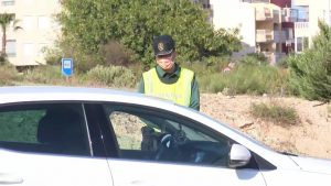 La Guardia Civil controla los accesos a Torrevieja para evitar la llegada de turismo residencial