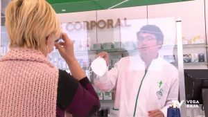 Los mayores de 65 y colectivos de riesgo ya pueden recoger gratis tres mascarillas en las farmacias