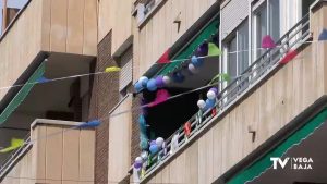 Un vecindario de Orihuela muestra su solidaridad con los mayores durante el confinamiento