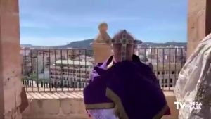 Bendición de la comarca con la Cruz de los Conjuros desde lo alto de la Catedral de Orihuela