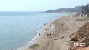 Orihuela abre cinco de sus playas al paseo para residentes que vivan a un kilómetro de proximidad