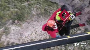 Los bomberos rescatan de la montaña a una joven herida tras sufrir una caída