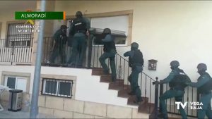 La Guardia Civil desmantela dos puntos de venta de drogas en Almoradí