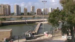 Continúan buscando solución al problema de vertidos en la barrera de flotantes de Guardamar