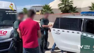 La Guardia Civil detiene en Almoradí a dos presuntos estafadores de botellas de whisky