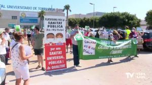 Concentración por la sanidad pública en las puertas del Hospital de Torrevieja