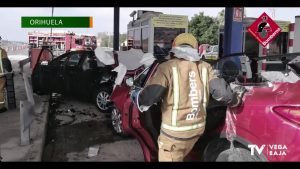 Los bomberos excarcelan a una persona que había quedado atrapada en su vehículo tras un accidente