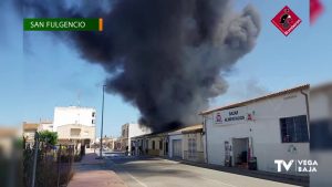 Un incendio en una nave de frutas en San Fulgencio obliga a desalojar cuatro viviendas