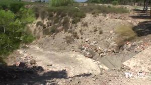 Amigos de la Sierra de Benejúzar luchan para que los vertidos desaparezcan del entorno