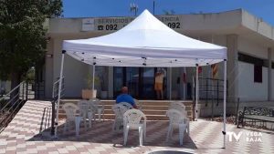 Instalan una carpa con sillas a las puertas del centro médico de la urbanización La Marina