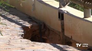 Un socavón en el paseo marítimo de Cabo Roig impide el paso a uno de los accesos de La Caleta