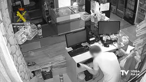 La Guardia Civil detiene a los autores de una oleada de robos en establecimientos de Torrevieja