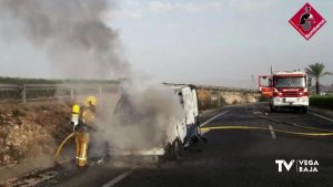 Los bomberos intervienen en el incendio de una furgoneta con carga de botellas de oxígeno