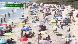 Hasta la bandera las playas de Pilar de la Horadada en un verano atípico por la Covid-19