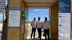 Orihuela instala una estación sanitaria en Cala Bosque para prevenir el cáncer de piel