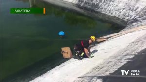 Rescatan a un perro que cayó en un embalse en Albatera